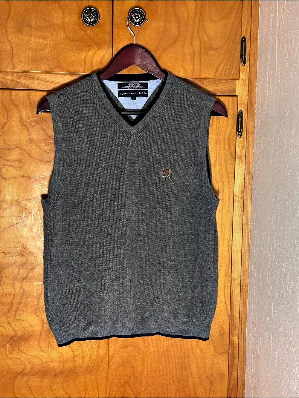 Tommy Hilfiger Vintage Crest Logo Men's V-Neck Sweater Vest Gray Medium